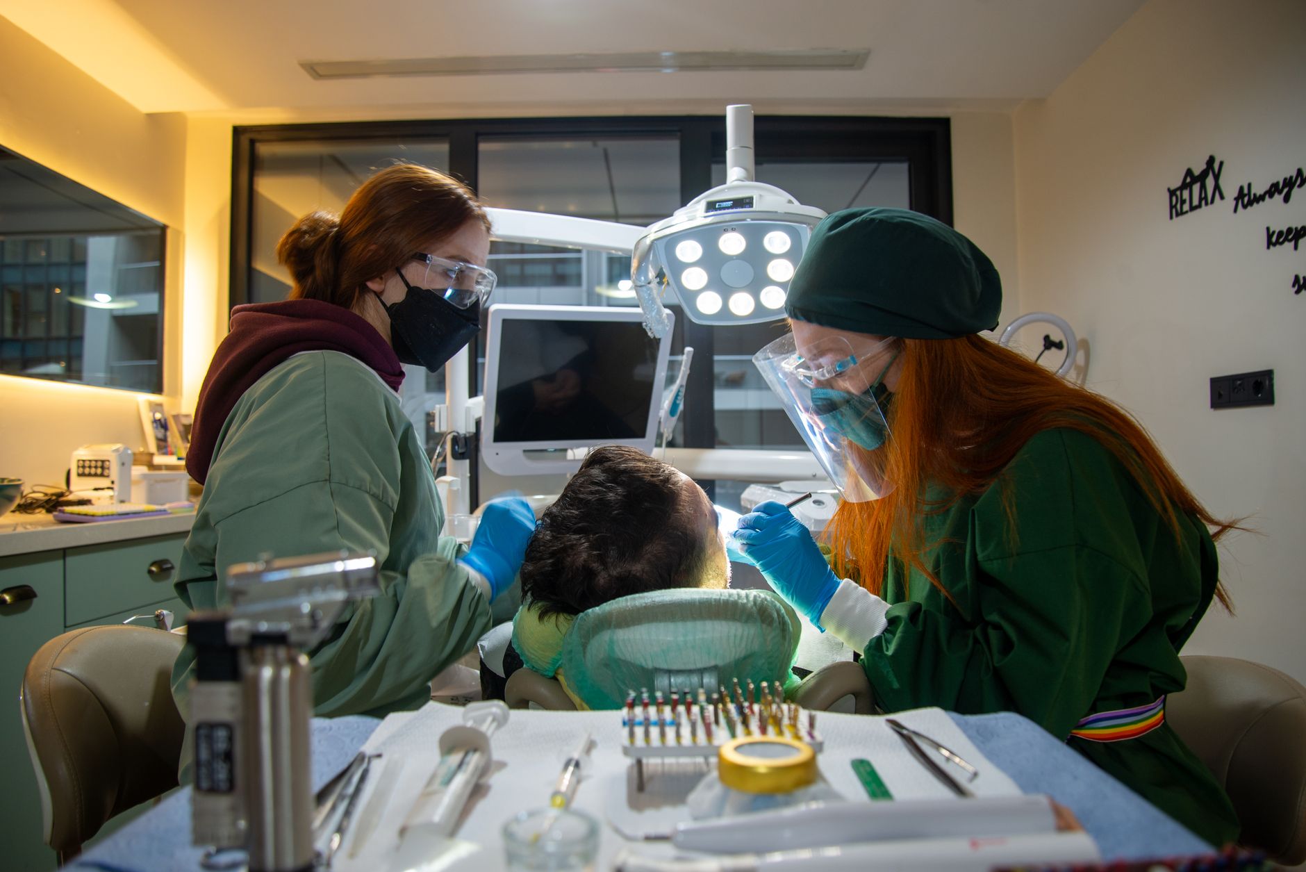 Sângerarea gingiilor: semnalul pe care îl ignorăm ani la rând și ce oprește parodontoza